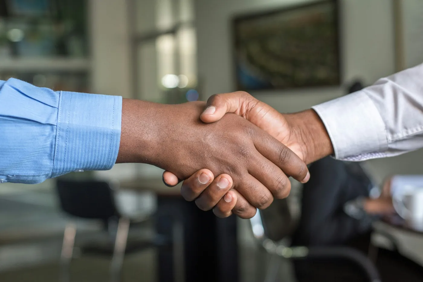 Poignée de main entre deux personnes à l'issue d'une réunion