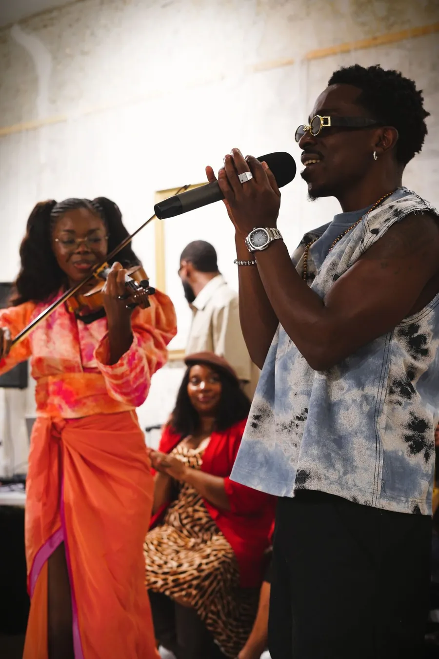 Chanteur et violoniste en représentation pendant la soirée